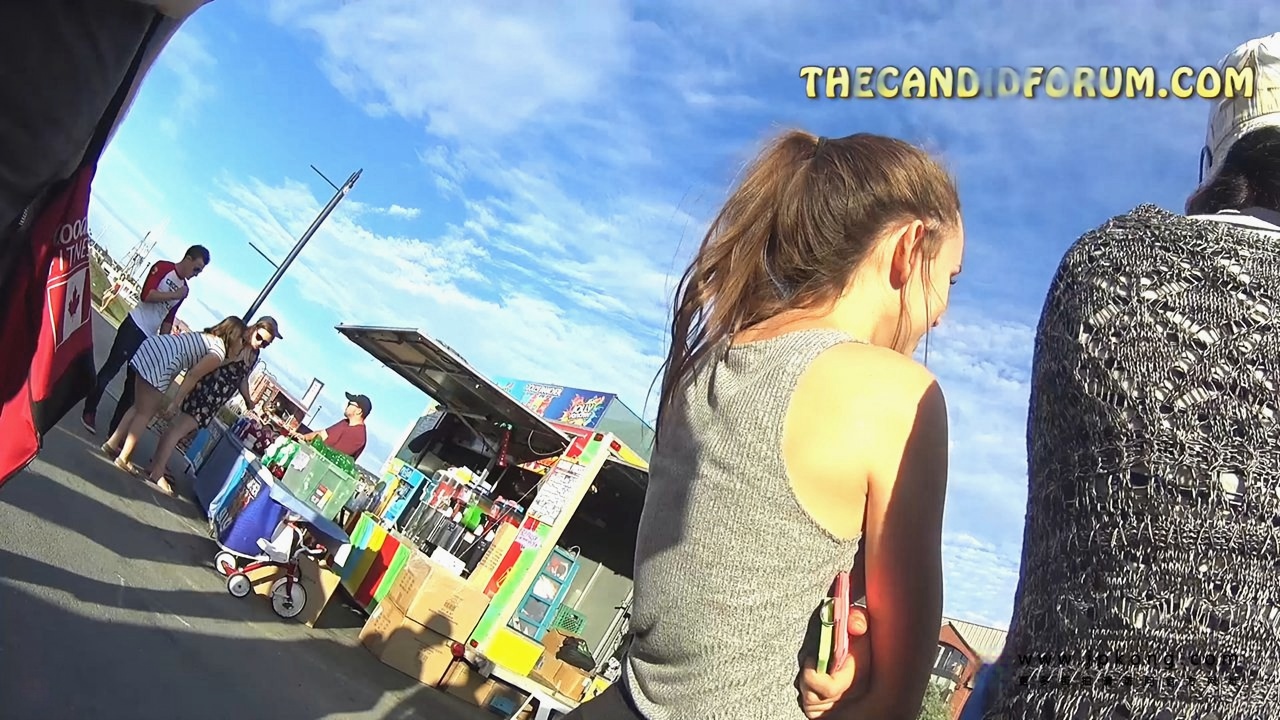 街拍紧身打底裤和牛仔热裤洋妞[405M/MP4]