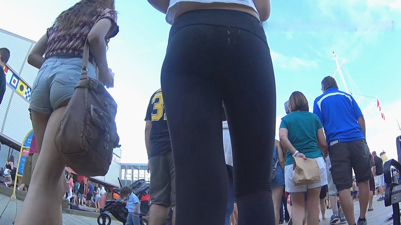 街拍紧身打底裤和牛仔热裤洋妞[405M/MP4]