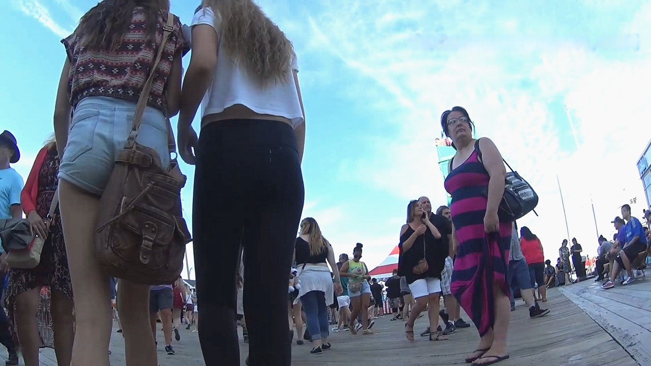 街拍紧身打底裤和牛仔热裤洋妞[405M/MP4]