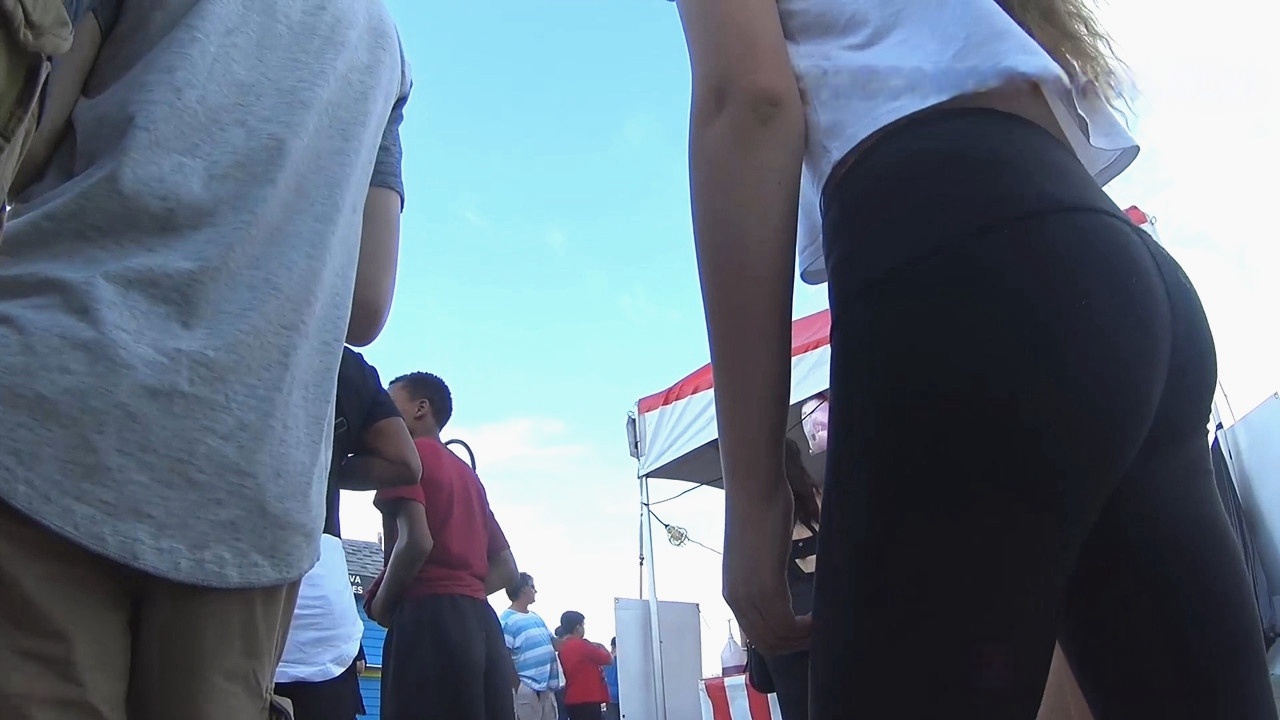 街拍紧身打底裤和牛仔热裤洋妞[405M/MP4]