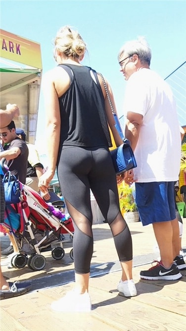 街拍黑色运动紧裤金发性感圆臀洋妞[1.58G/MP4]