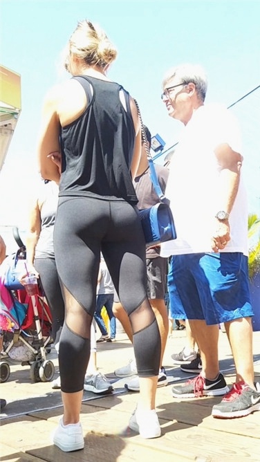 街拍黑色运动紧裤金发性感圆臀洋妞[1.58G/MP4]