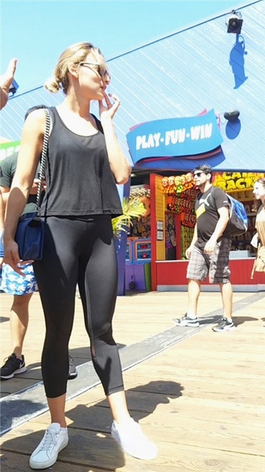 街拍黑色运动紧裤金发性感圆臀洋妞[1.58G/MP4]