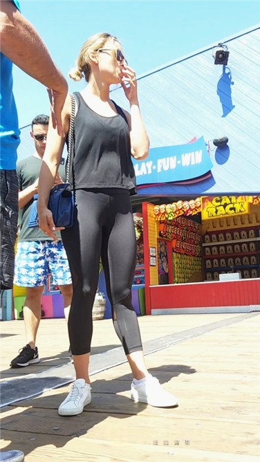 街拍黑色运动紧裤金发性感圆臀洋妞[1.58G/MP4]