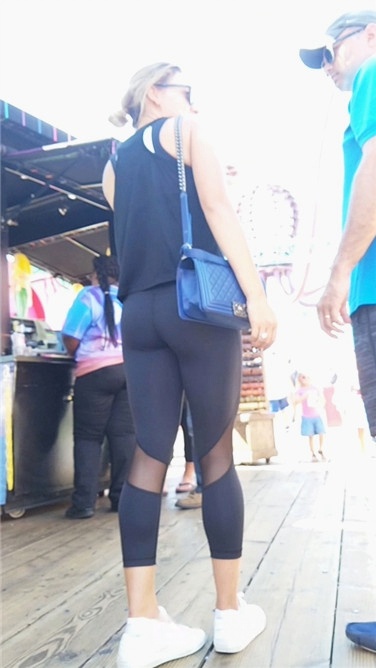 街拍黑色运动紧裤金发性感圆臀洋妞[1.58G/MP4]