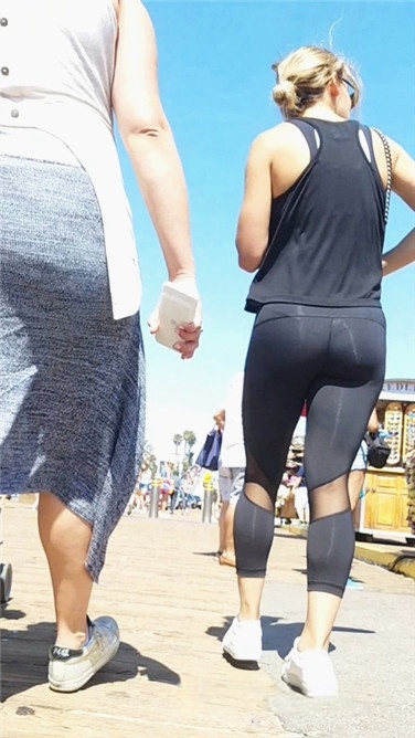 街拍黑色运动紧裤金发性感圆臀洋妞[1.58G/MP4]