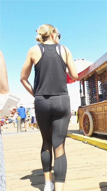 街拍黑色运动紧裤金发性感圆臀洋妞[1.58G/MP4]