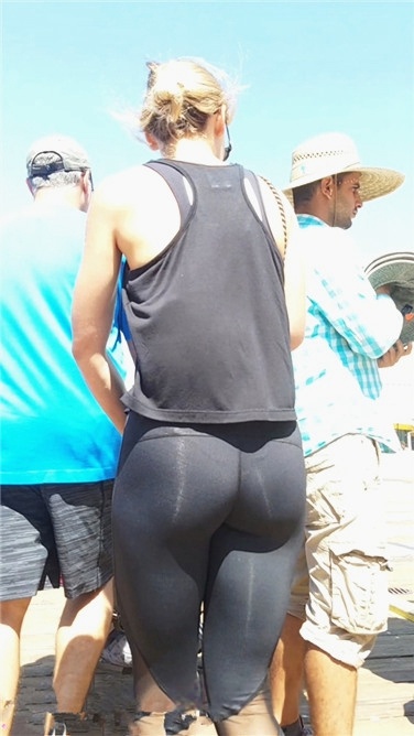 街拍黑色运动紧裤金发性感圆臀洋妞[1.58G/MP4]