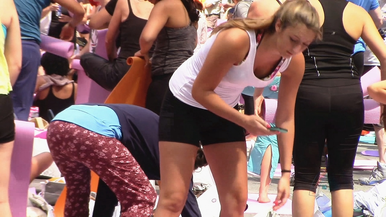 广场练习瑜伽的圆润翘臀洋妞[1.35G/MP4]