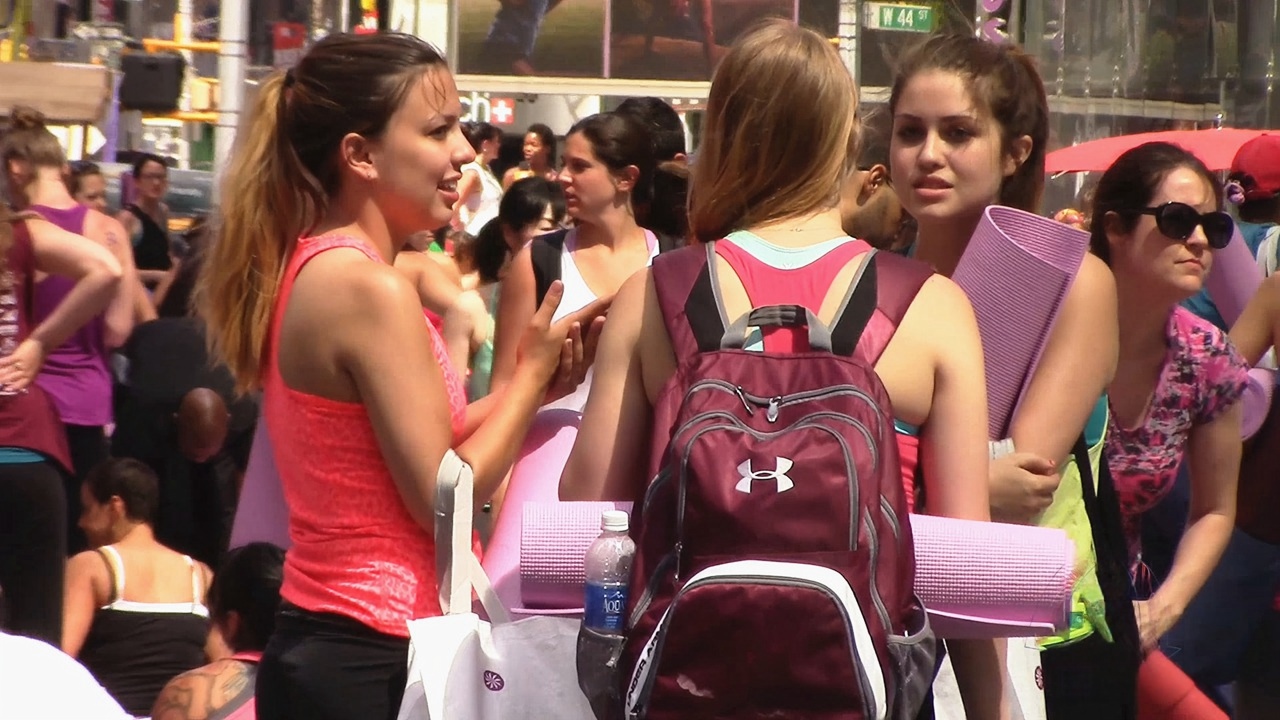 广场练习瑜伽的圆润翘臀洋妞[1.35G/MP4]