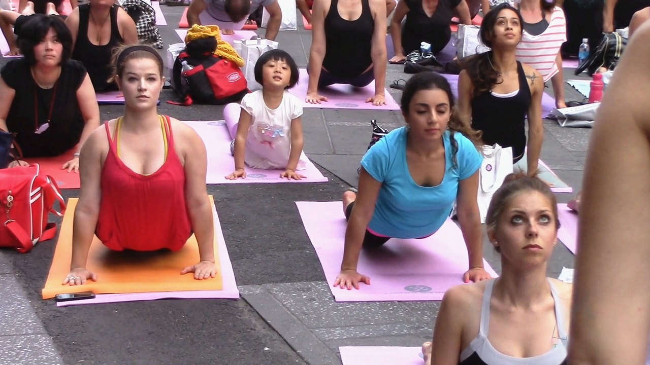 广场练习瑜伽的圆润翘臀洋妞[1.35G/MP4]