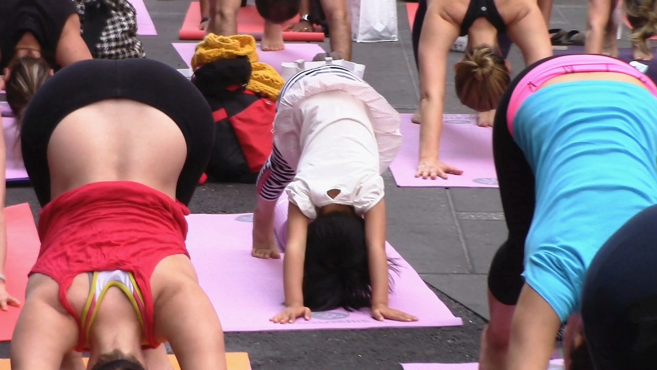 广场练习瑜伽的圆润翘臀洋妞[1.35G/MP4]