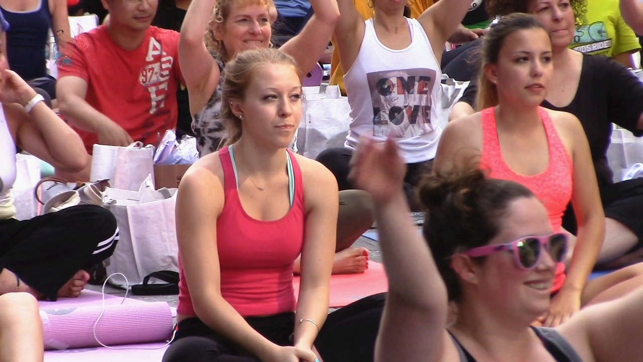 广场练习瑜伽的圆润翘臀洋妞[1.35G/MP4]