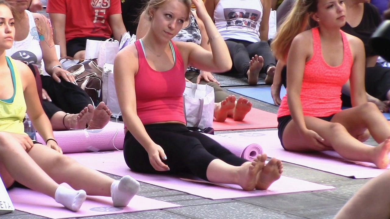 广场练习瑜伽的圆润翘臀洋妞[1.35G/MP4]