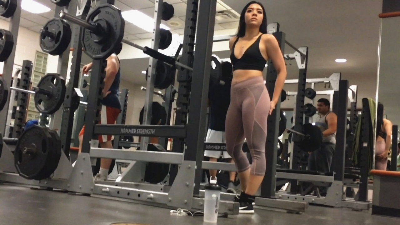 健身房正在练举重的极品翘臀美女[763M/MP4]