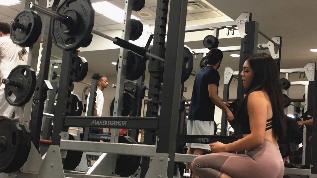 健身房正在练举重的极品翘臀美女[763M/MP4]