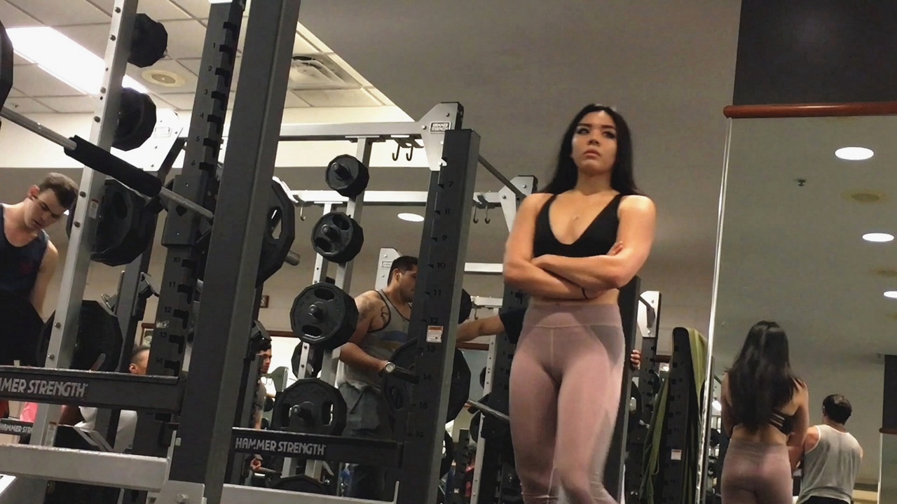 健身房正在练举重的极品翘臀美女[763M/MP4]