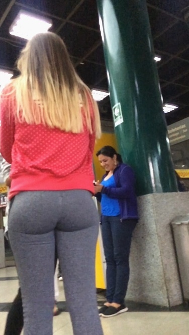 非常活泼的金发灰色打底裤翘臀MM [269M/MOV]