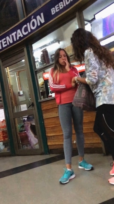 非常活泼的金发灰色打底裤翘臀MM [269M/MOV]