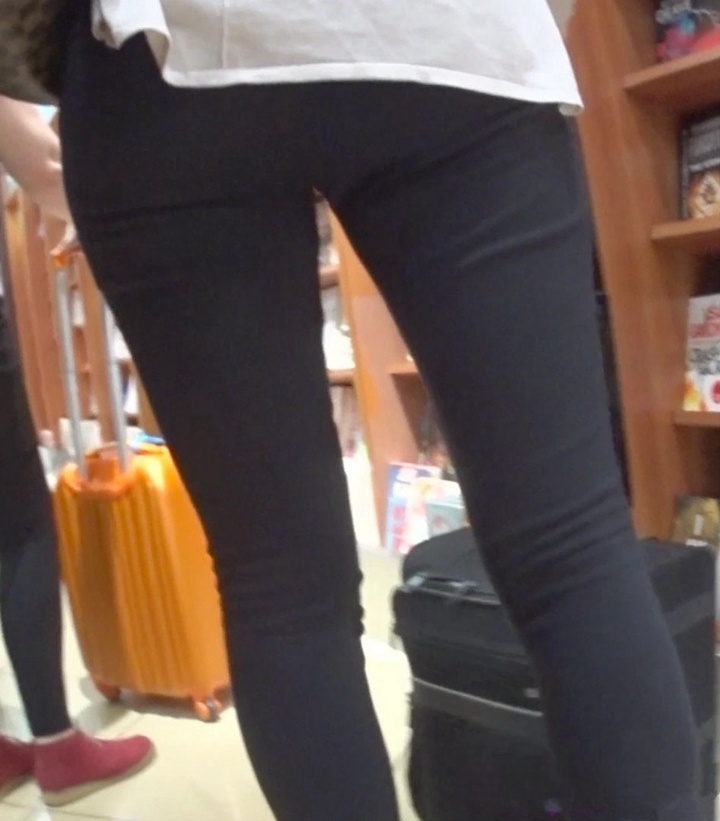 书店身材高挑的长腿金发美女[MP4/346M]