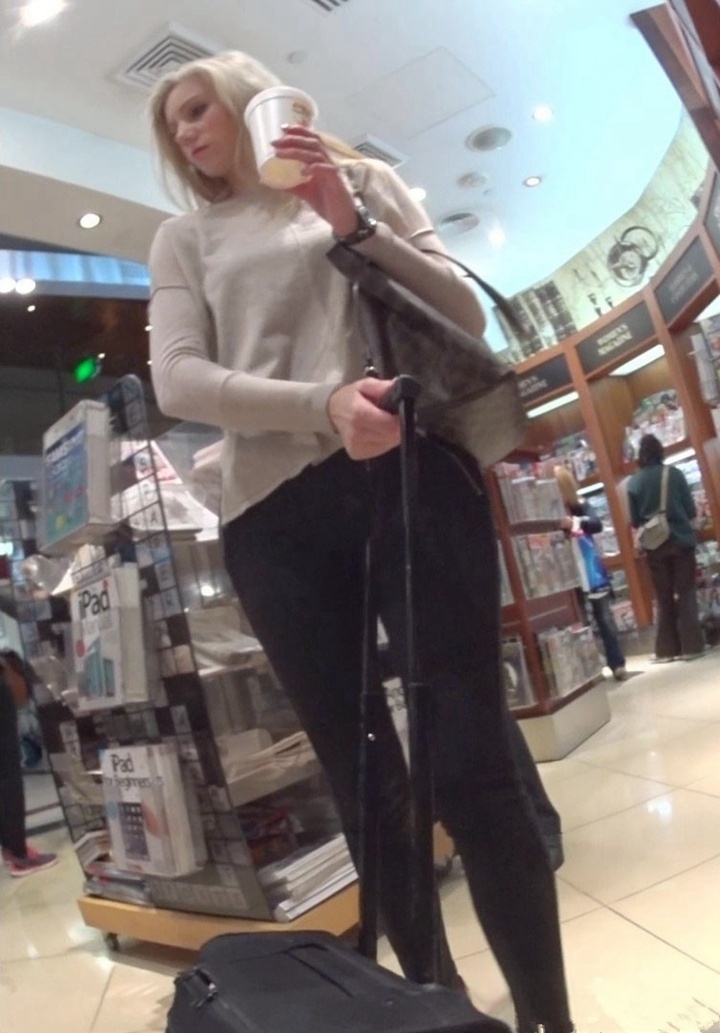 书店身材高挑的长腿金发美女[MP4/346M]