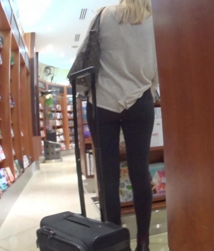 书店身材高挑的长腿金发美女[MP4/346M]