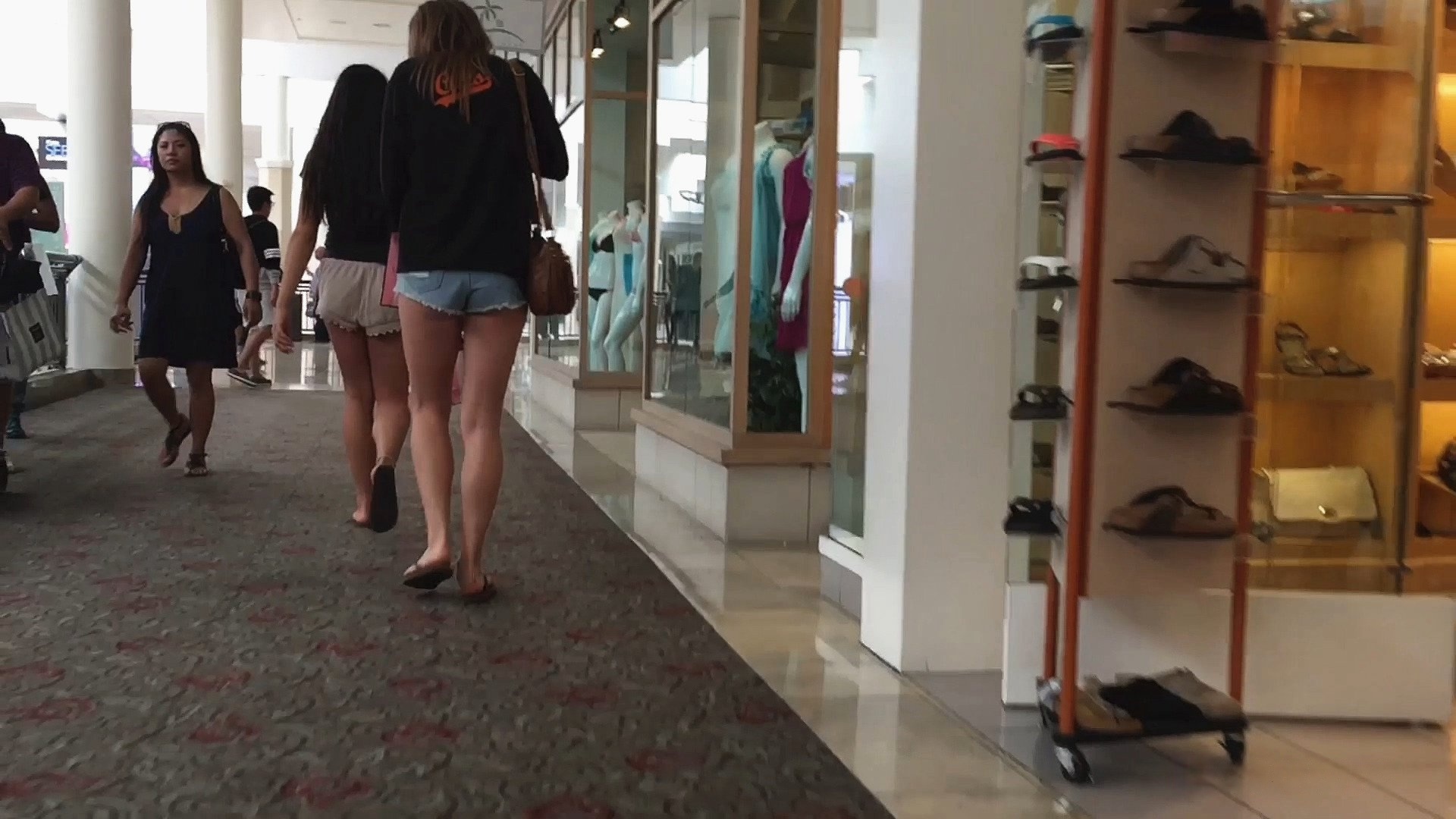 逛商场的两个牛仔热裤xinggan的PG[1.24G/MP4]