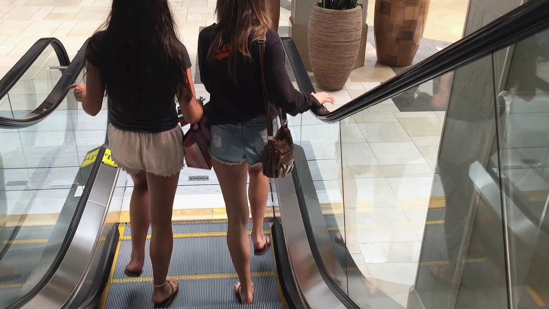 逛商场的两个牛仔热裤xinggan的PG[1.24G/MP4]