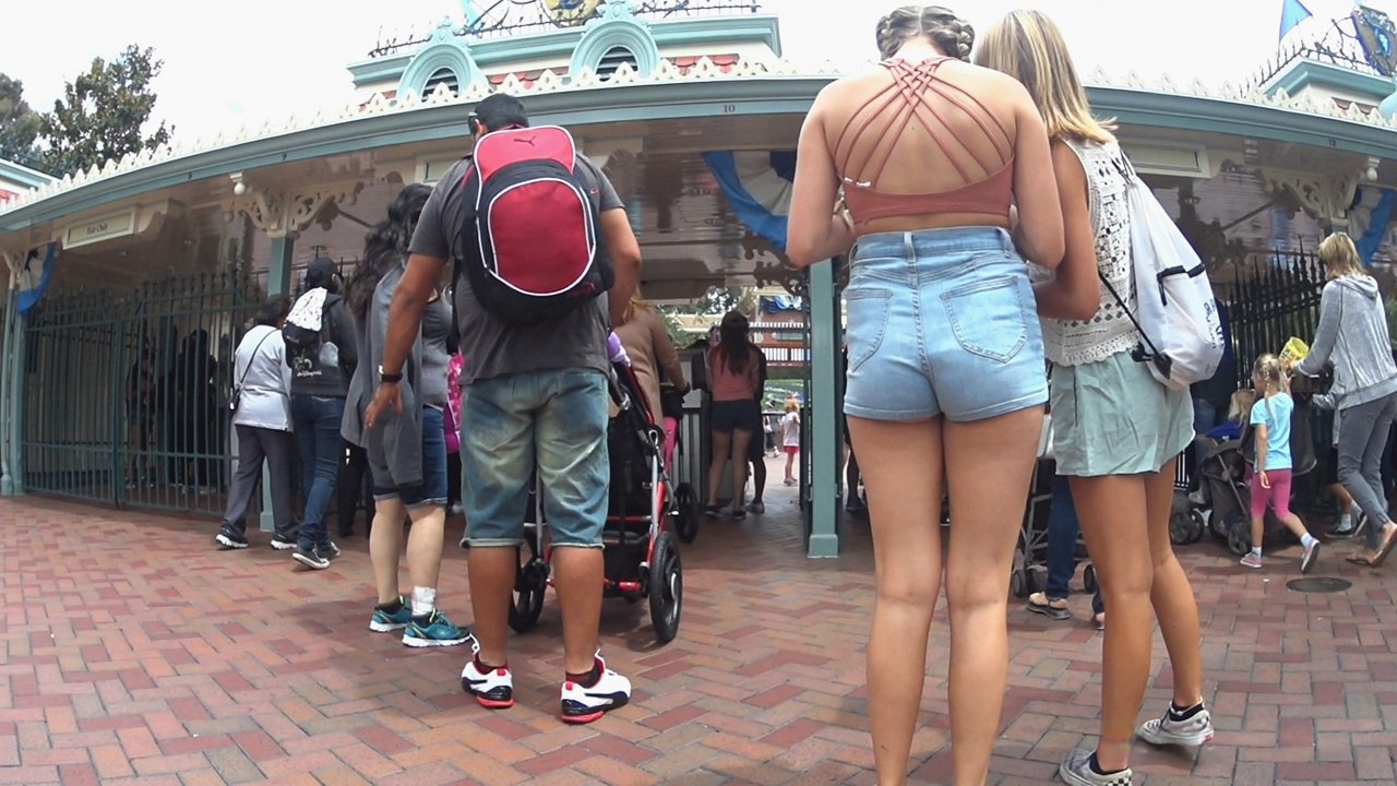 年轻洋妞妹子牛仔热裤性感翘臀[448M/MP4]