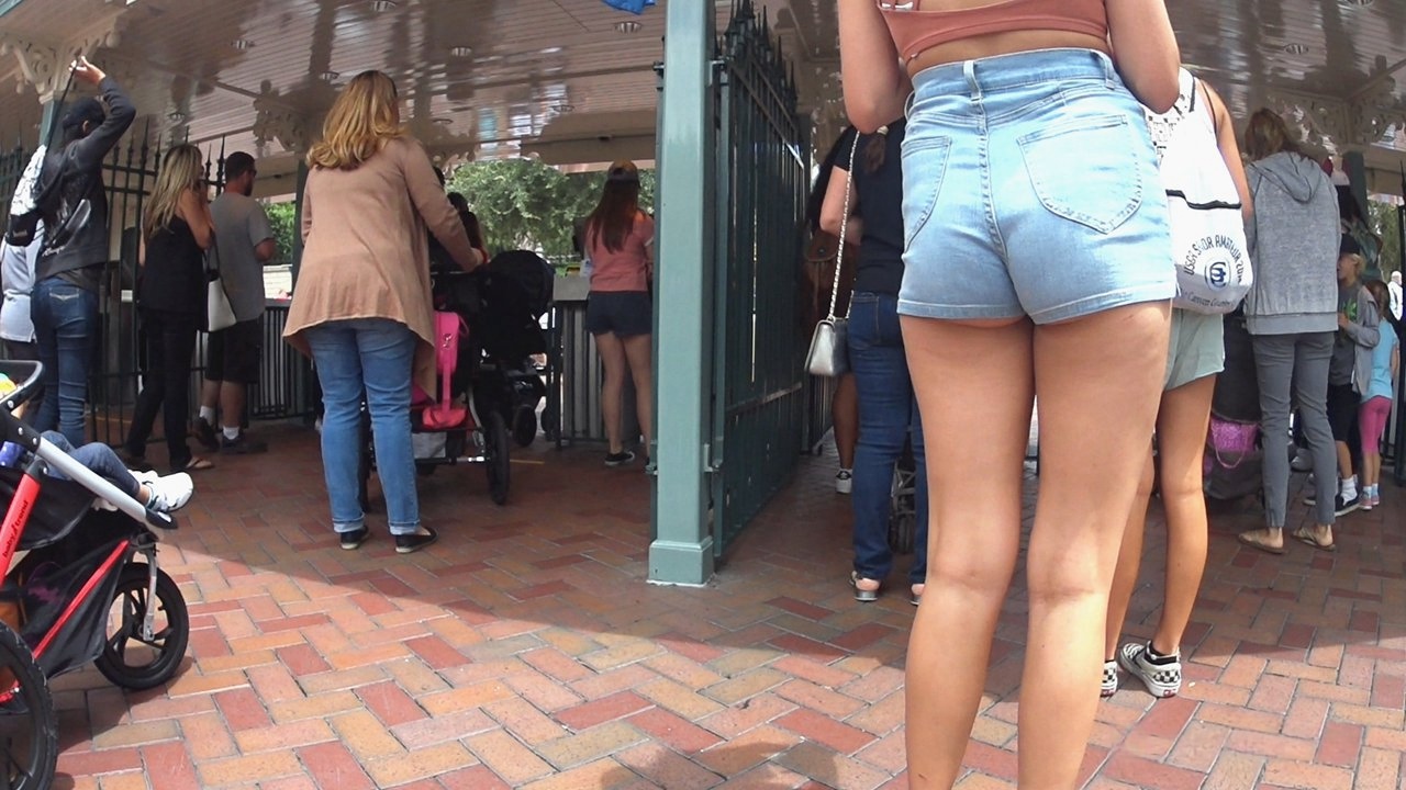 年轻洋妞妹子牛仔热裤性感翘臀[448M/MP4]