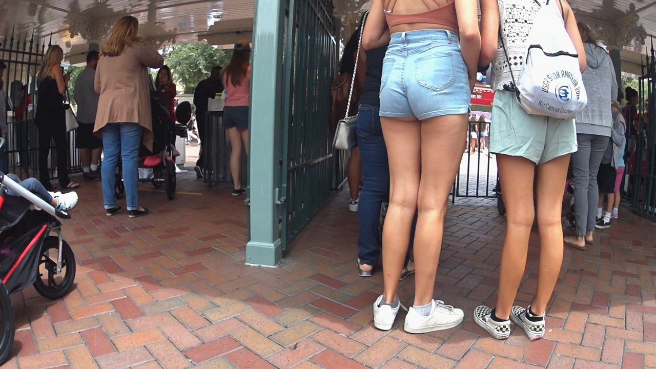 年轻洋妞妹子牛仔热裤性感翘臀[448M/MP4]