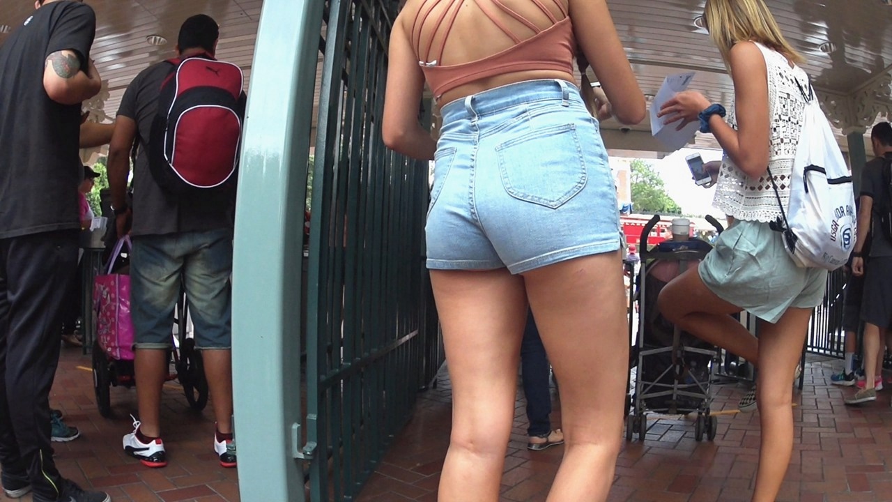 年轻洋妞妹子牛仔热裤性感翘臀[448M/MP4]