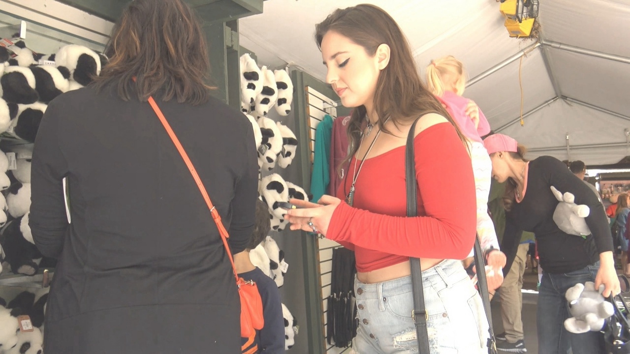 4K高清牛仔短裤饱满丰臀风韵洋妞[1.14G/MP4]