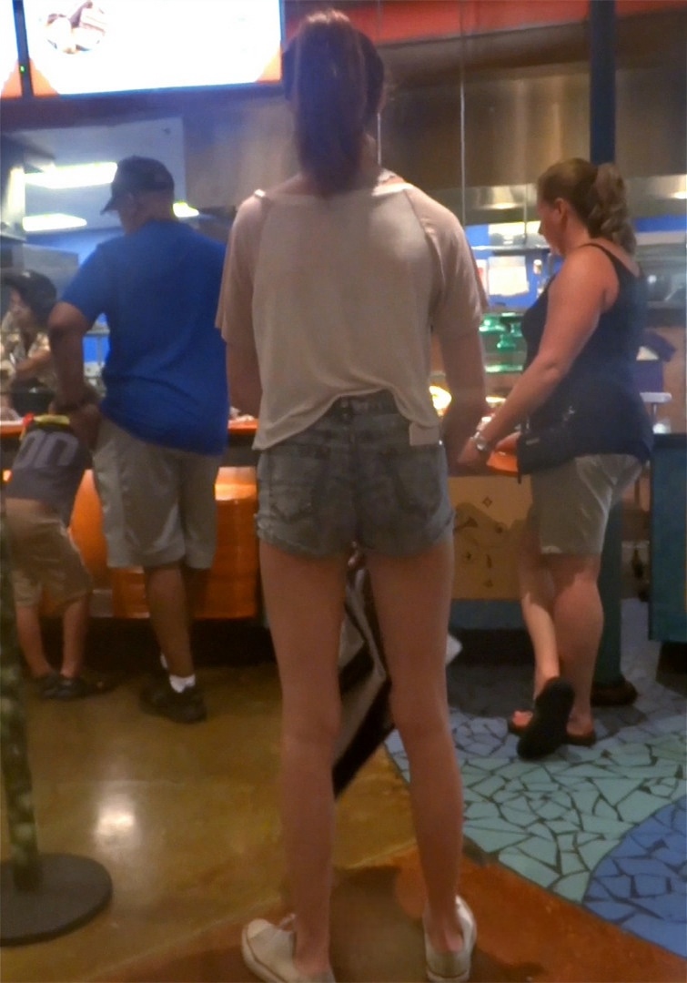 可爱的长腿少女，紧绷牛仔短裤[265M/MP4]