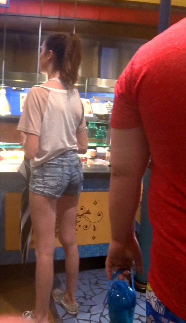 可爱的长腿少女，紧绷牛仔短裤[265M/MP4]