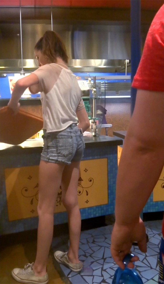 可爱的长腿少女，紧绷牛仔短裤[265M/MP4]