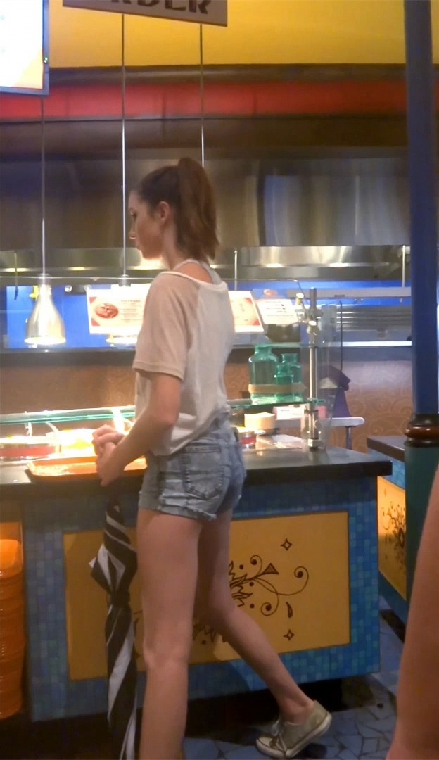 可爱的长腿少女，紧绷牛仔短裤[265M/MP4]