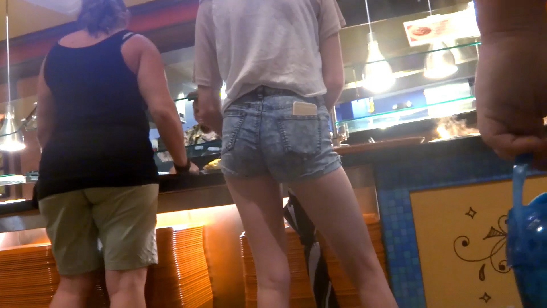 可爱的长腿少女，紧绷牛仔短裤[265M/MP4]