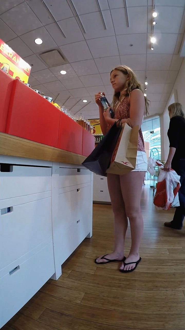 白色热裤洋妞，极品紧绷圆润翘臀诱惑[207M/MP4]