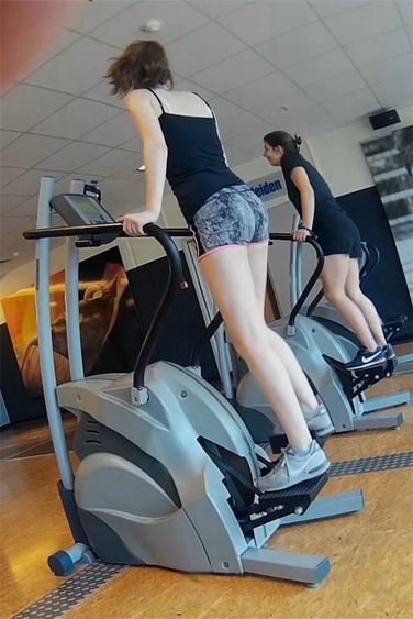 在健身房很短的短裤可爱女孩[166M/MP4]