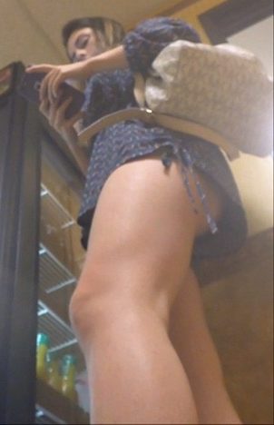 低角度拍摄休闲宽松短裤极品长腿洋妞[368M/MP4]