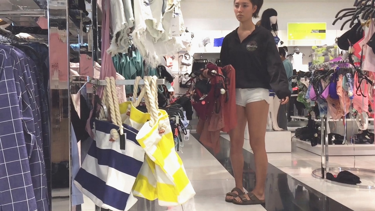 选购比基尼的牛仔热裤性感圆臀漂亮洋妞[397M/MP4]