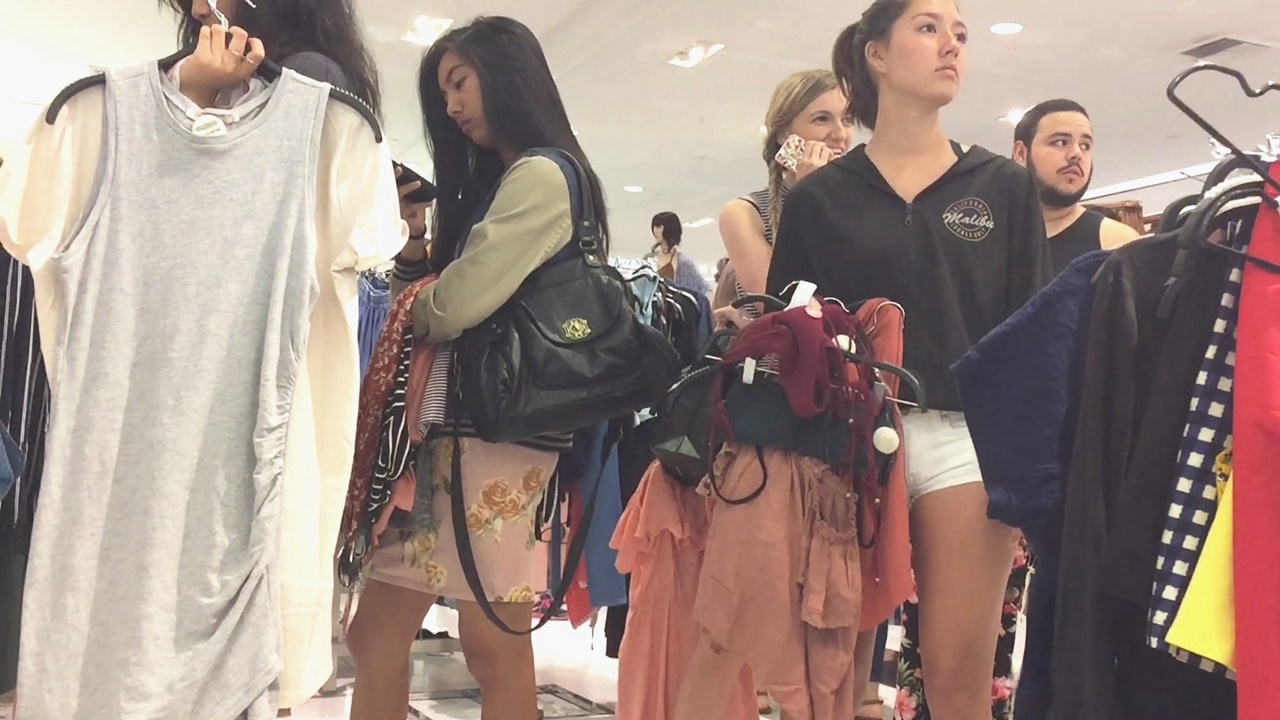 选购比基尼的牛仔热裤性感圆臀漂亮洋妞[397M/MP4]