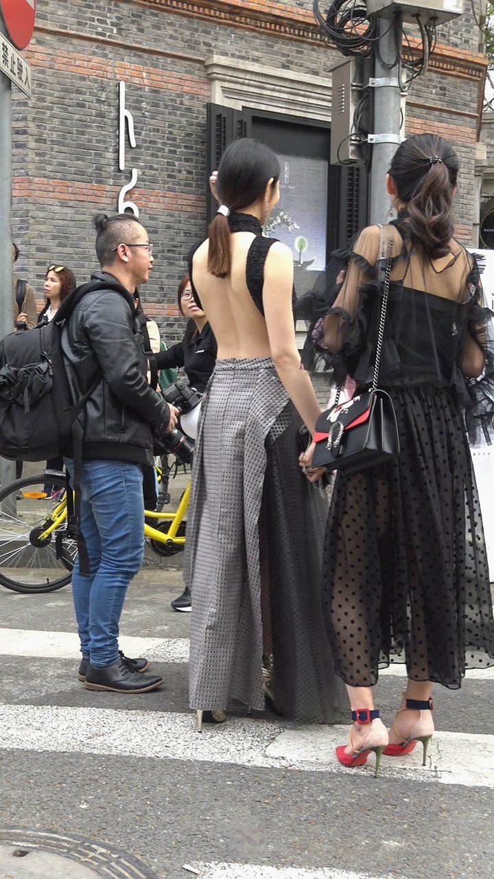 4K-超性感路背装高跟长裙美女[3.48G]