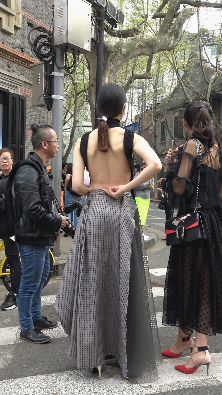 4K-超性感路背装高跟长裙美女[3.48G]