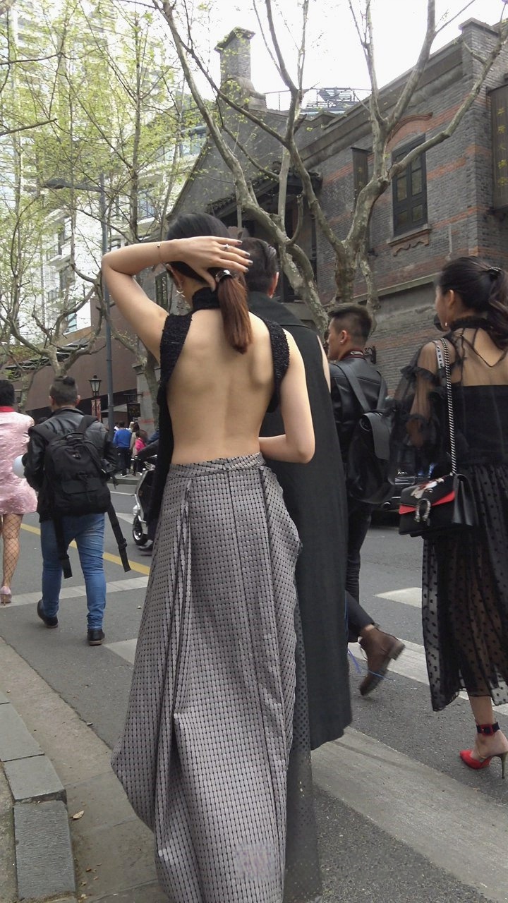 4K-超性感路背装高跟长裙美女[3.48G]