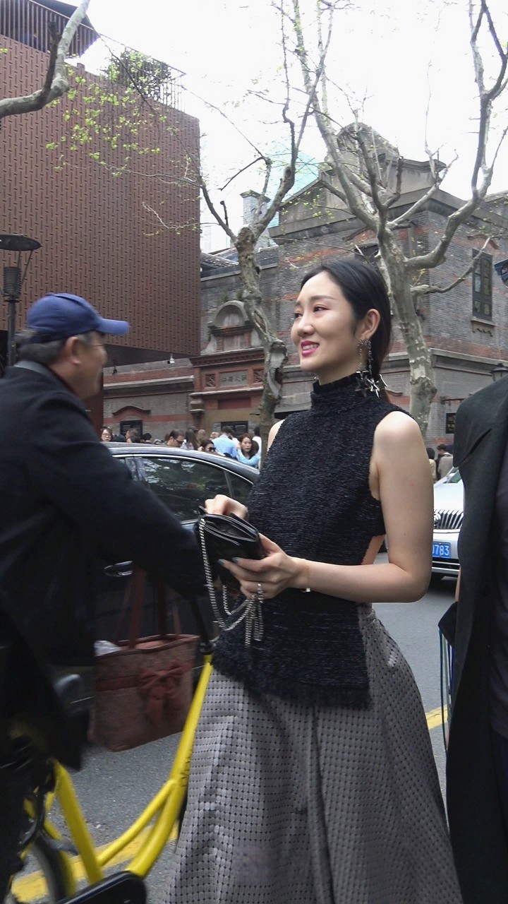 4K-超性感路背装高跟长裙美女[3.48G]