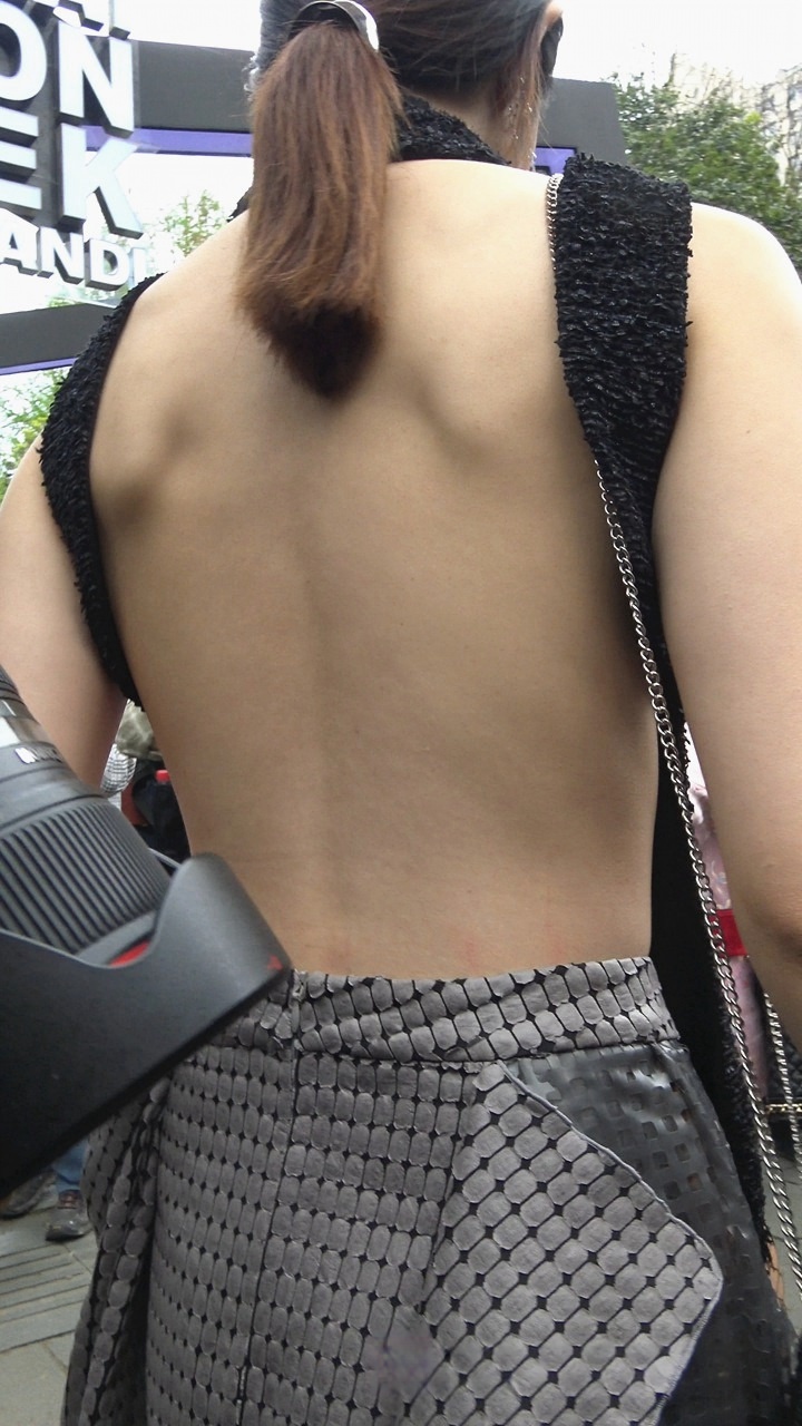 4K-超性感路背装高跟长裙美女[3.48G]