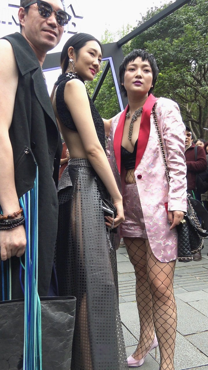 4K-超性感路背装高跟长裙美女[3.48G]