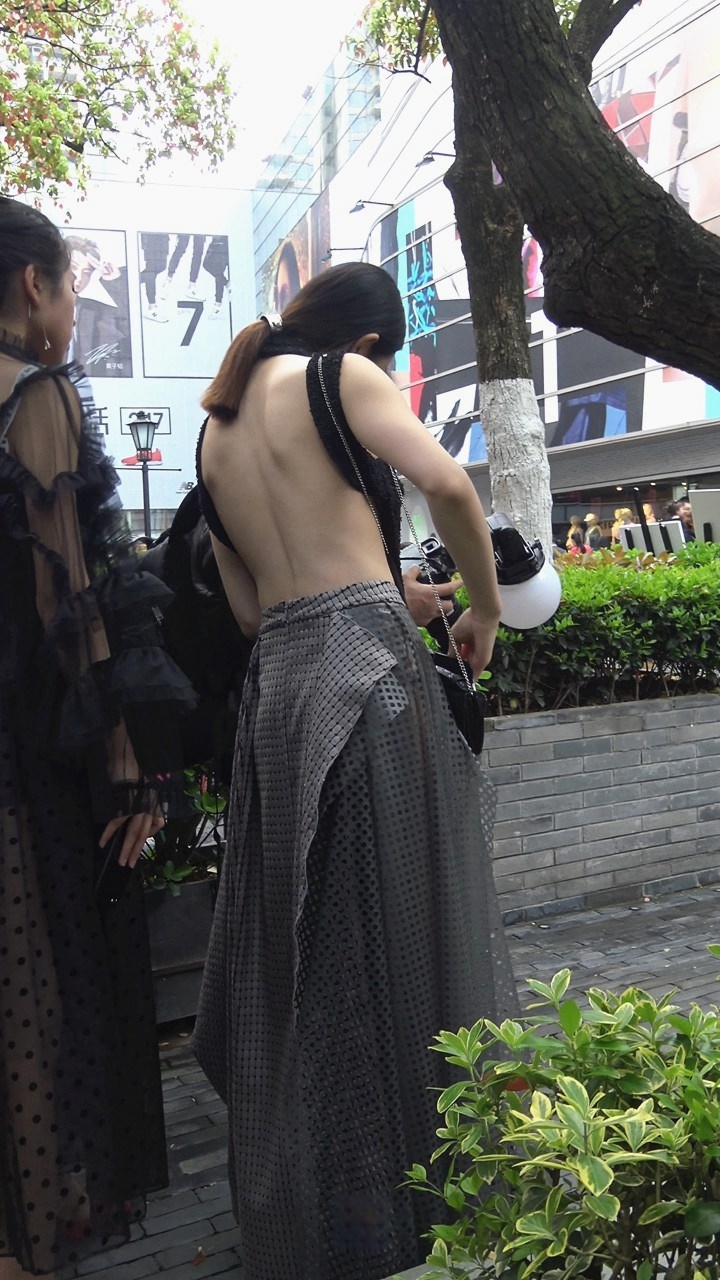 4K-超性感路背装高跟长裙美女[3.48G]